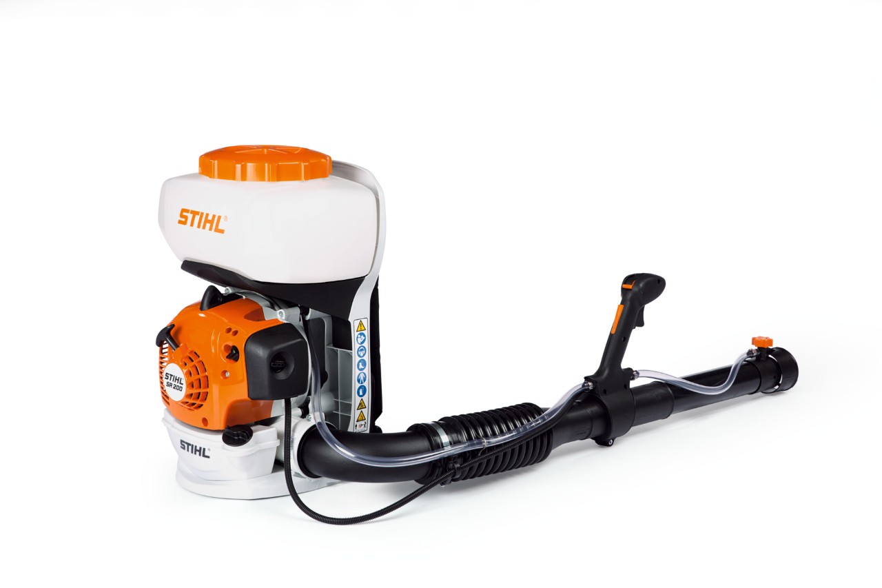 Ψεκαστήρας STIHL SG 51 μπροστά από λευκό φόντο