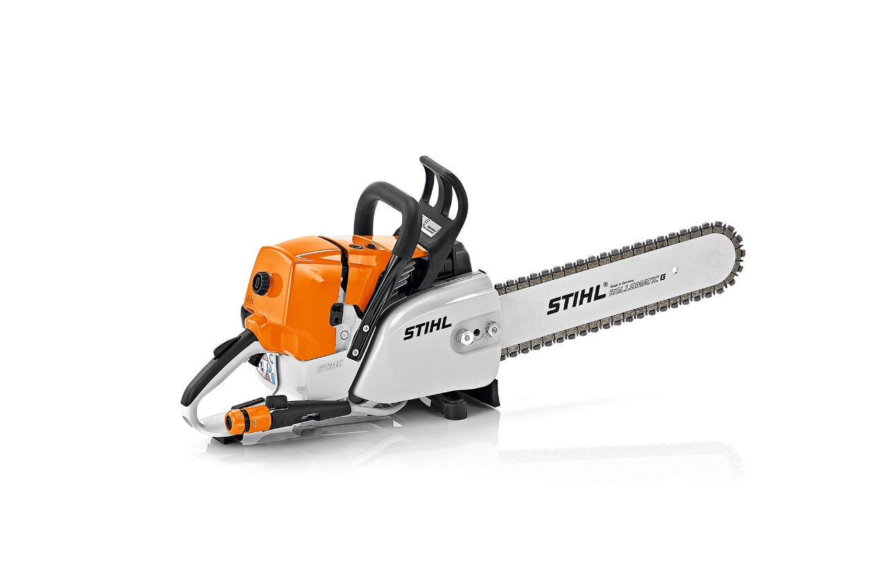 Κόφτης δομικών υλικών STIHL GS 461 μπροστά από λευκό φόντο