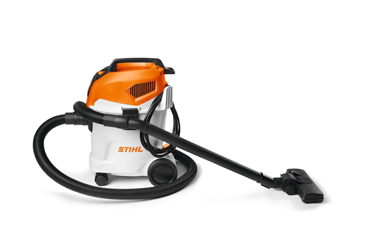 Σκούπα υγρών/στερεών STIHL SE 33 μπροστά από λευκό φόντο