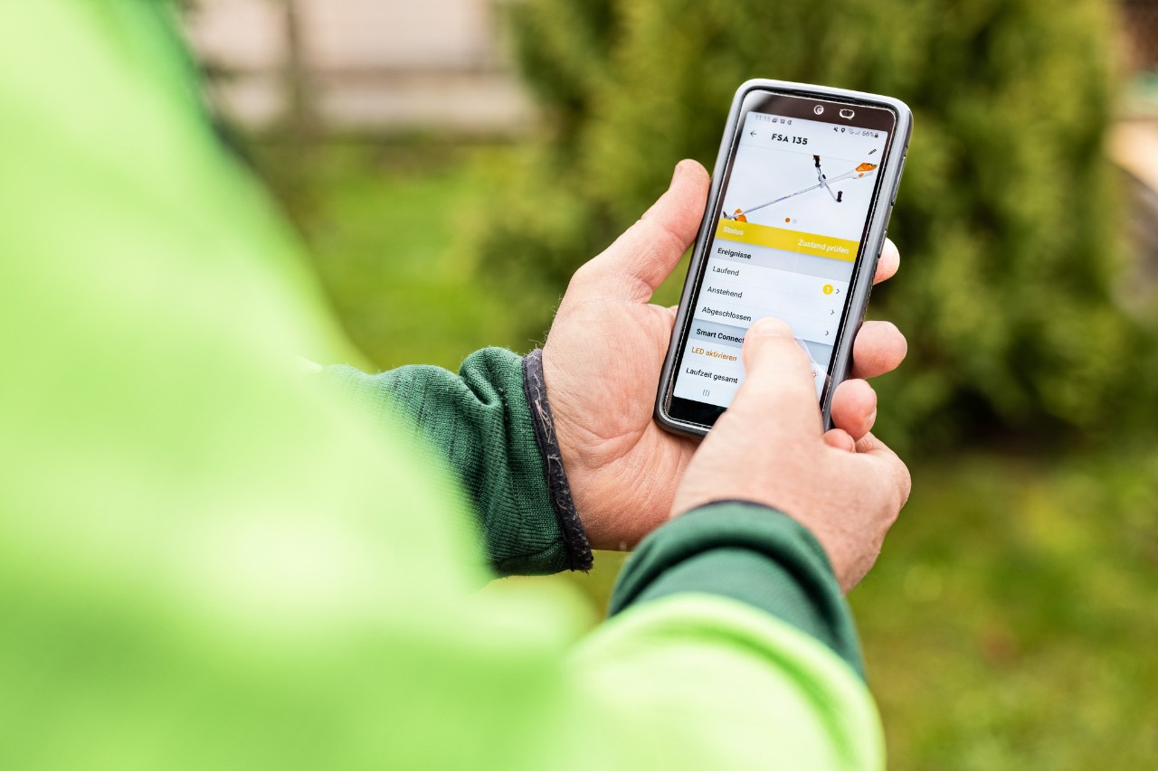 Κοντινή λήψη του χειρισμού της εφαρμογής STIHL Connected App από το smartphone