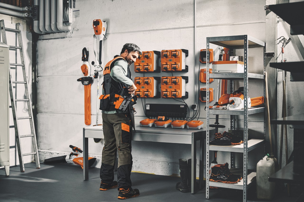 Μια εργαζόμενη της Farwick GmbH φορτώνει ένα bottTainer σε ένα επαγγελματικό όχημα με επαναφορτιζόμενες μπαταρίες