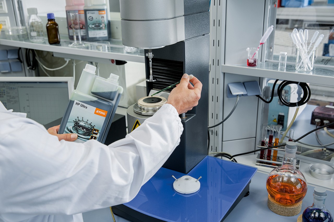 Το λάδι για δίχρονους κινητήρες STIHL HP Ultra ελέγχεται σύμφωνα με τον κανονισμό REACH στο εργαστήριο