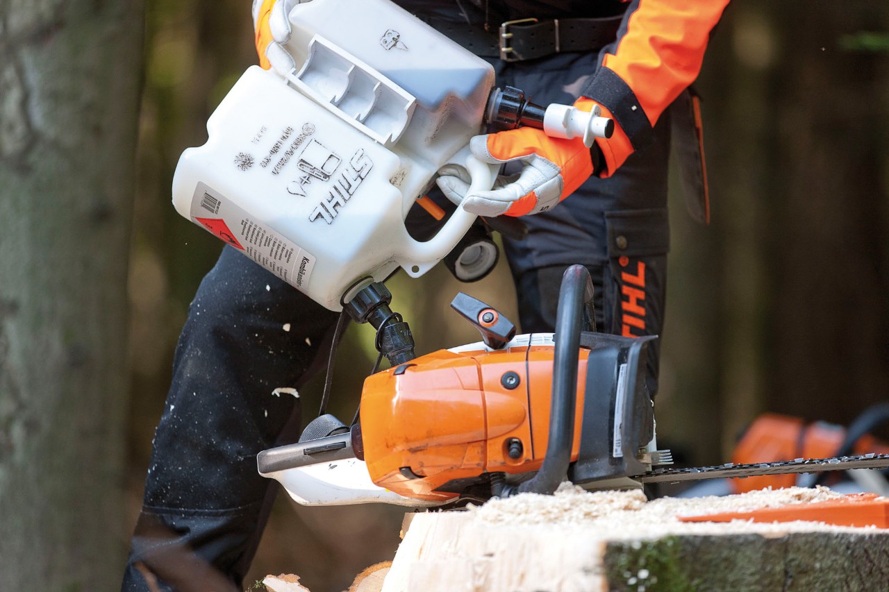  Ένα αλυσοπρίονο STIHL MS 441 ανεφοδιάζεται με μίγμα αλυσοπρίονου