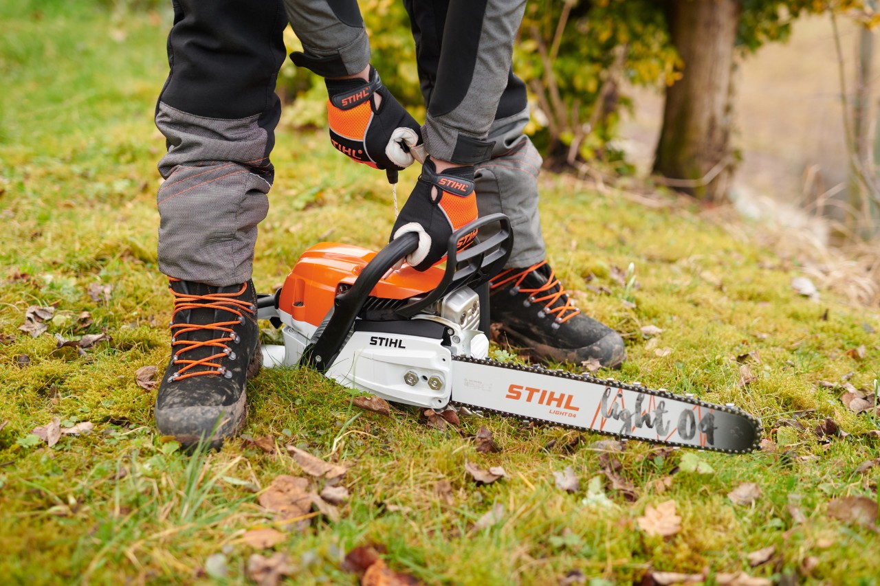 Το αλυσοπρίονο STIHL MS261CM τοποθετήθηκε στο έδαφος έτσι ώστε να μπορεί να ξεκινήσει με ασφάλεια.