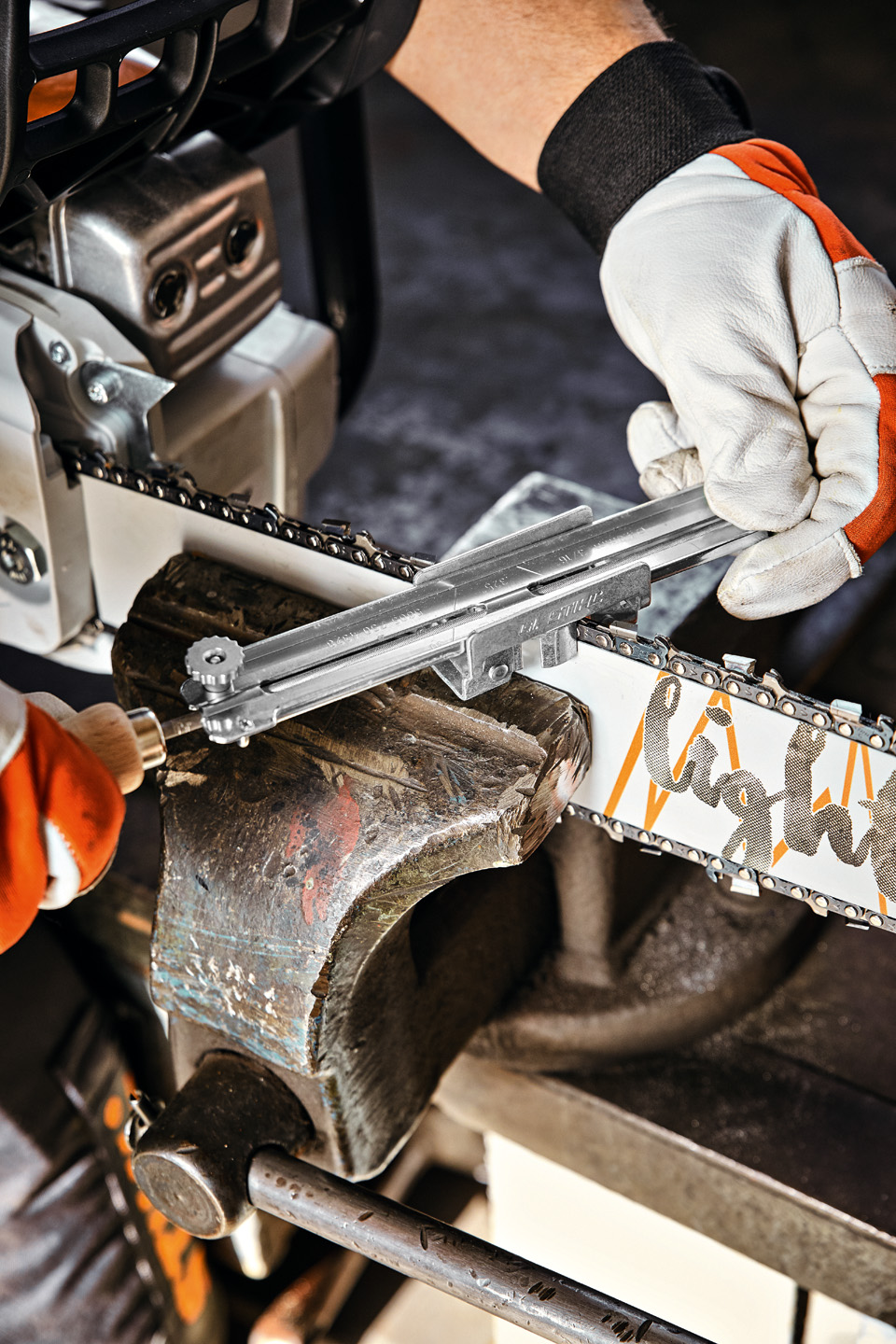 Άτομο με οδηγό λίμας STIHL σε μια λάμα STIHL Light 04
