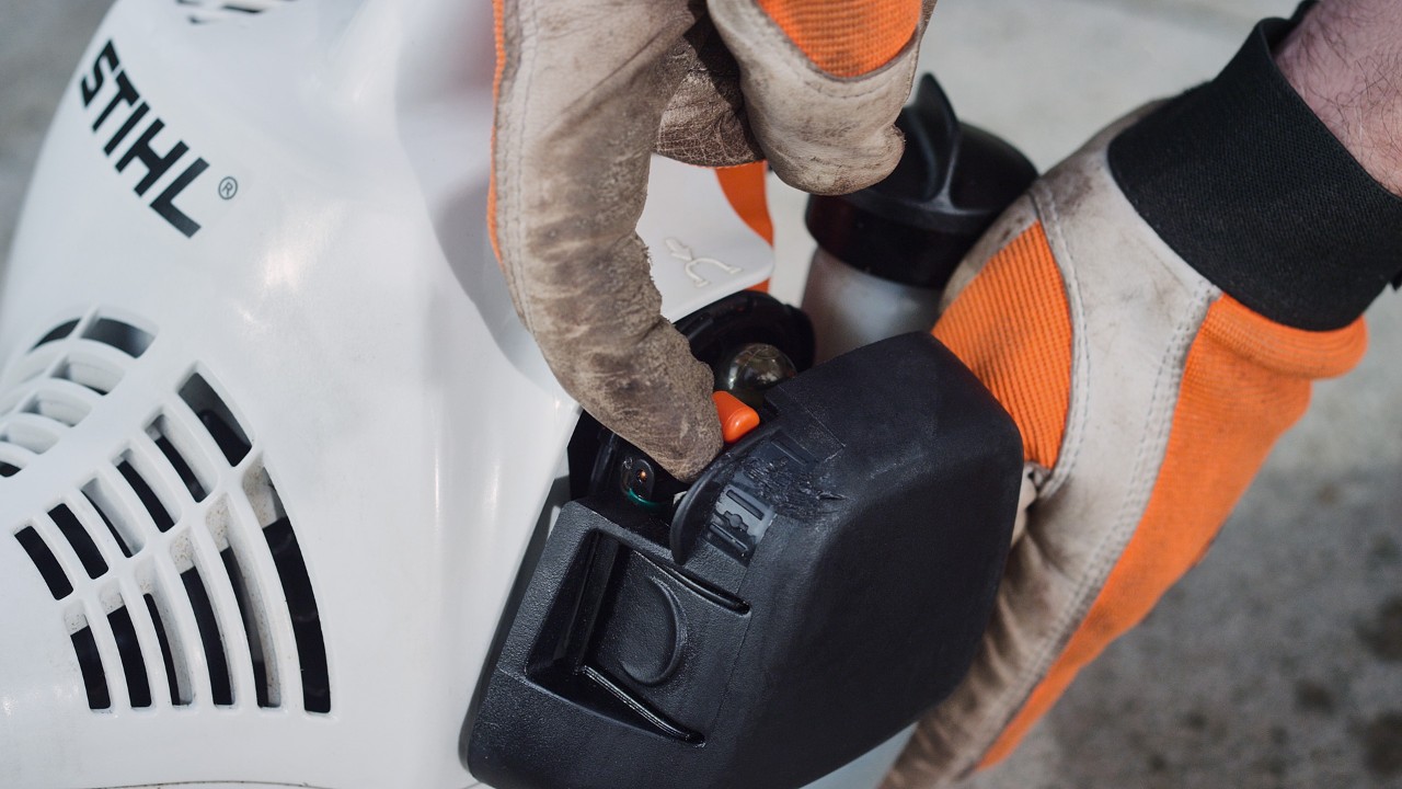 Στο βενζινοκίνητο χορτοκοπτικό STIHL FS 38 ενεργοποιείται ο μοχλός του κλαπέτου εκκίνησης
