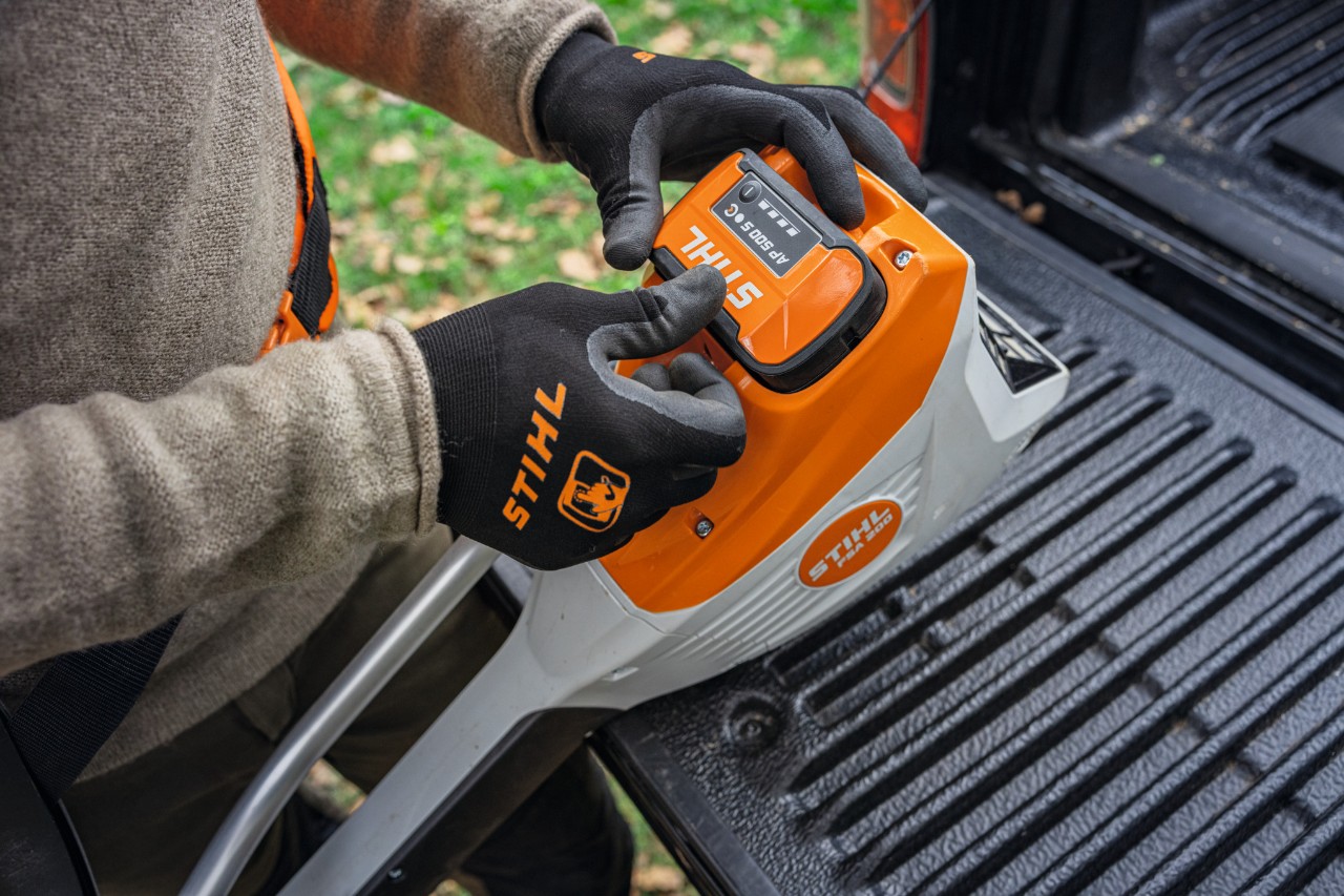 Τοποθέτηση μπαταρίας STIHL AP 500 S σε εργαλείο