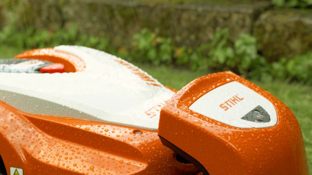 Ένα STIHL iMOW® σε βροχή στο σταθμό εκκίνησής του